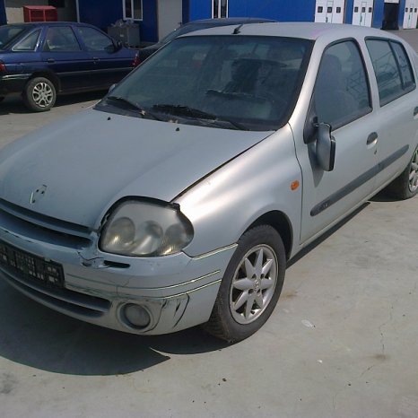Dezmembrez Renault Clio, an 2001,
